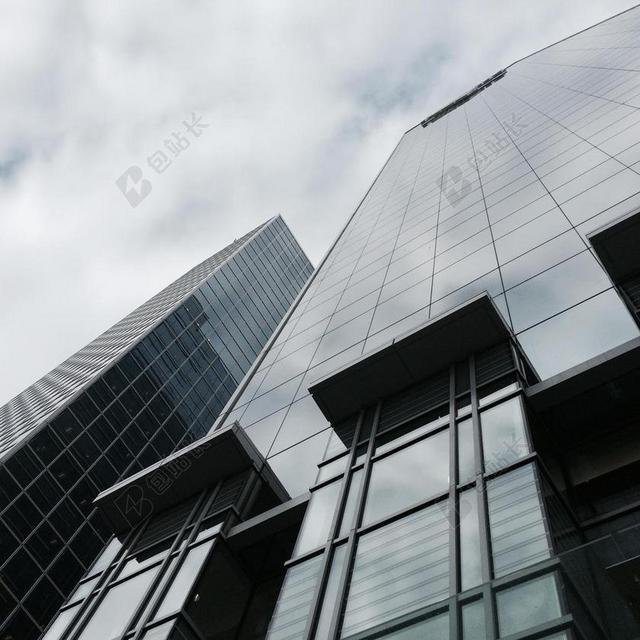 黑色天空商务摩天大楼玻璃外景现代城市景观背景图片