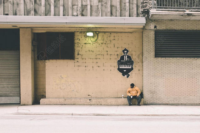 旅游简约人坐在街边城市背景图片