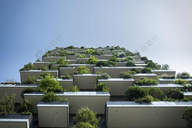 白色建筑纹理白色阳台上绿色植物背景图片