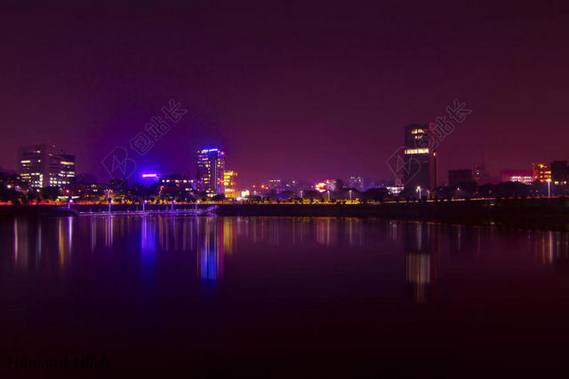 天空唯美夜晚灯光城市高楼湖中倒影背景图片