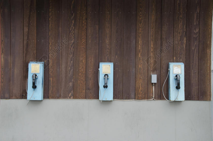 科技悬挂墙面上复古付费公用电话 背景图片