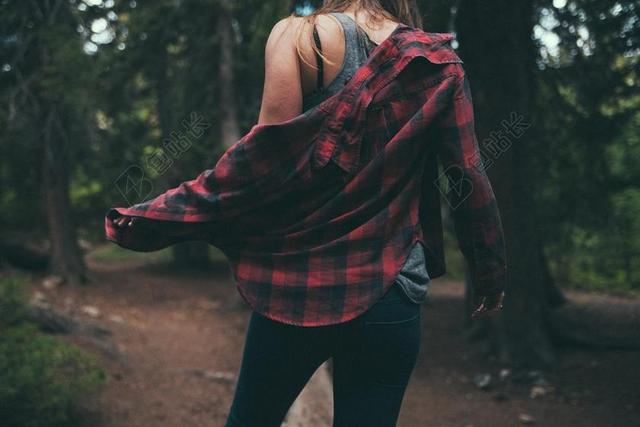 运动户外露肩的少女背景图片
