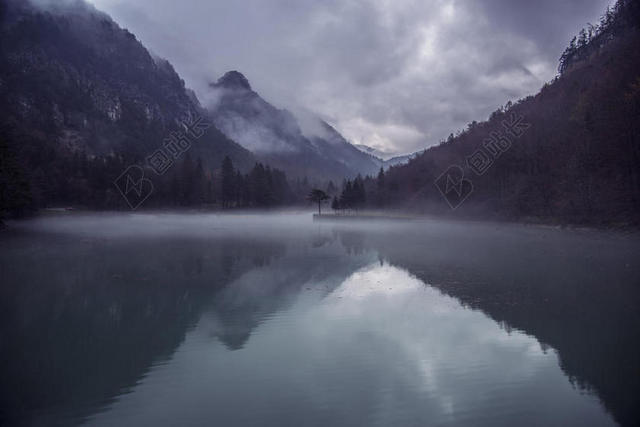 自然昏暗的湖泊倒影背景图片