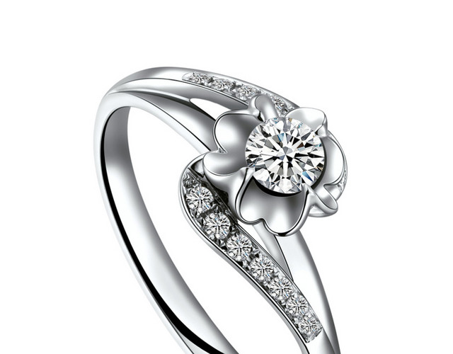 银色花朵镶钻钻石戒指设计素材
