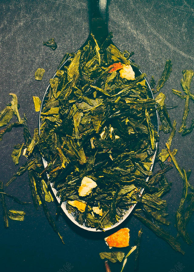 绿色餐饮特写勺子上的干燥绿色茶叶背景图片
