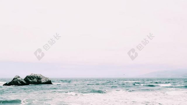 自然海浪冲击沙滩背景图片