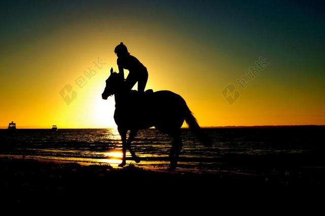 黄黑光影夕阳下的海滩上的骑马者骑行大海光影背景图片