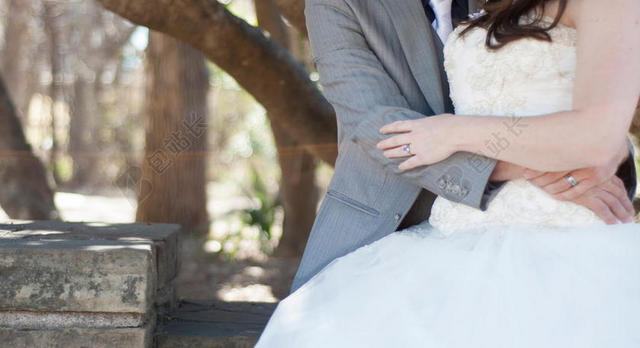 灰白人物浪漫相互拥抱的男女婚礼结婚新人背景图片