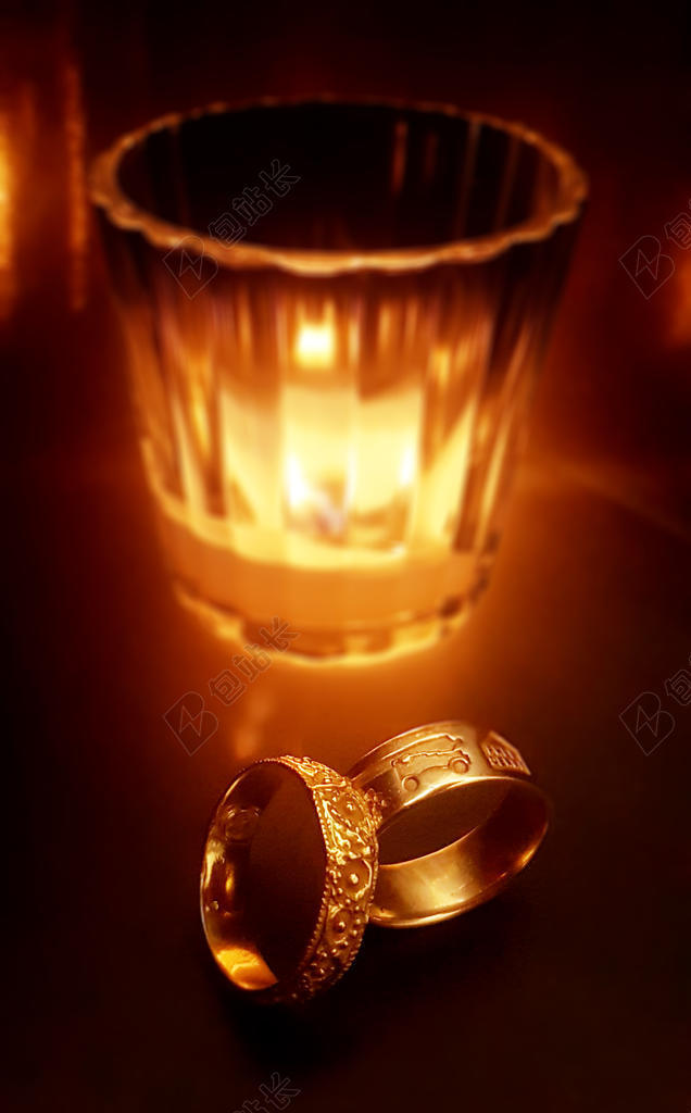 黄色光影发光下的婚戒等光影婚礼背景图片
