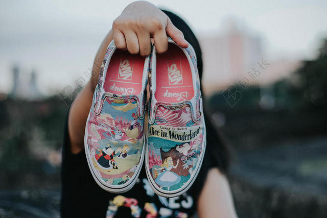 时尚创意女孩拿着彩绘的鞋子时尚鞋子设计背景图片