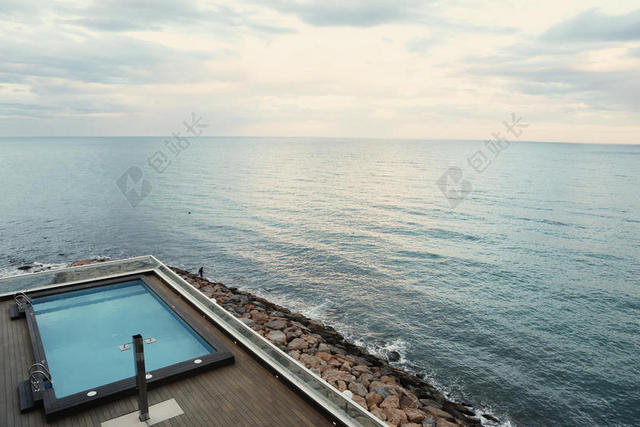 蓝色开阔蓝天下大海和看台旅游休闲大海自然背景图片