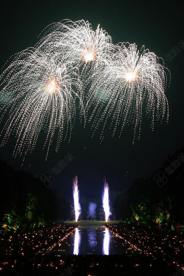 白黑光明绚烂黑夜中的烟火庆祝烟花光影背景图片
