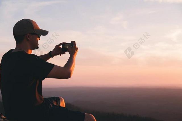 户外自然景观观赏摄影带帽男背景图片