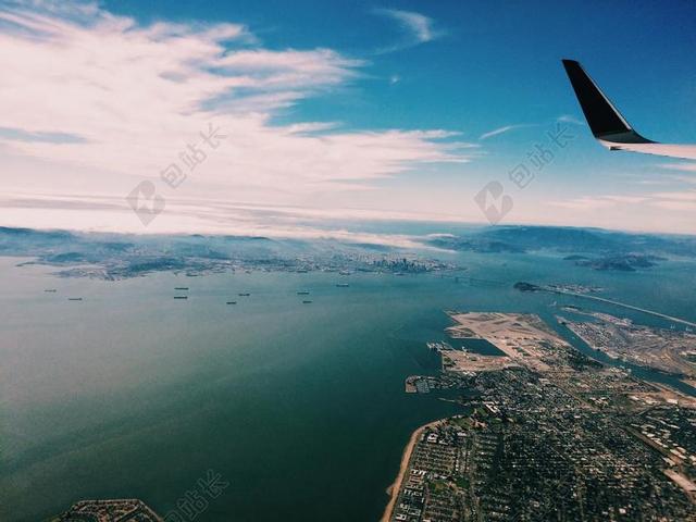 飞机 - 飞机 - 飞机 - 航空 - 城市 - 城市 - 大海 - 天空