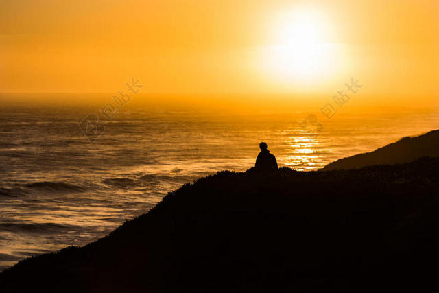 黑黄光影暖色夕阳下大海岩石等光影黄昏落日背景图片