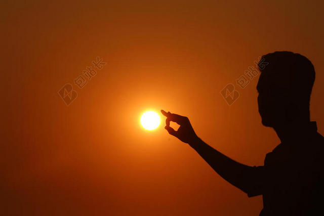 黄色文艺艺术黎明背光的男人用手谈太阳剪影背景图片