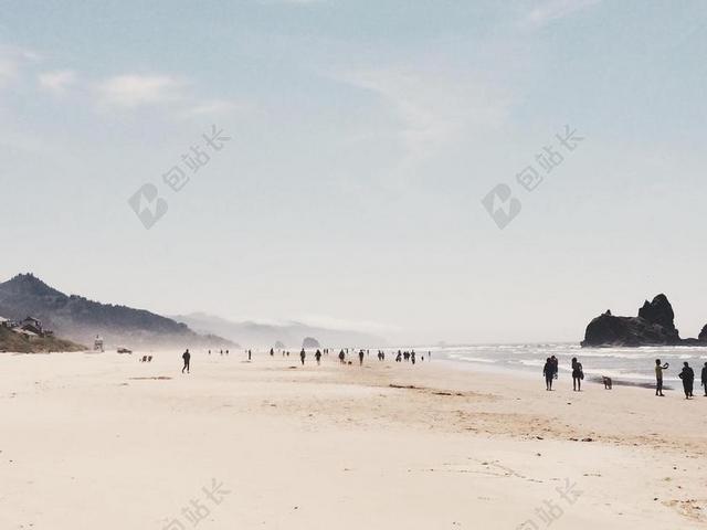 旅游自然海滩岸边的人群背景图片