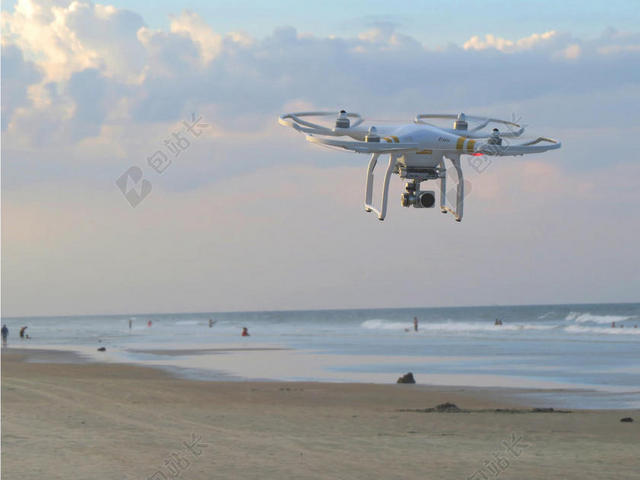 电子科技海边沙滩上空飞行的无人机电子机械背景图片