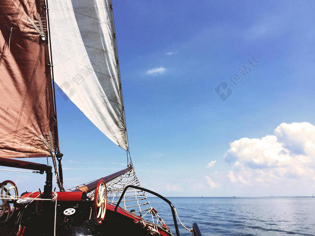 交通现代蓝天下海面上行驶的轮船海运交通背景图片