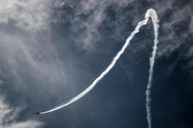 蓝白自然天空中的飞机喷射气体飞行景观天空背景图片