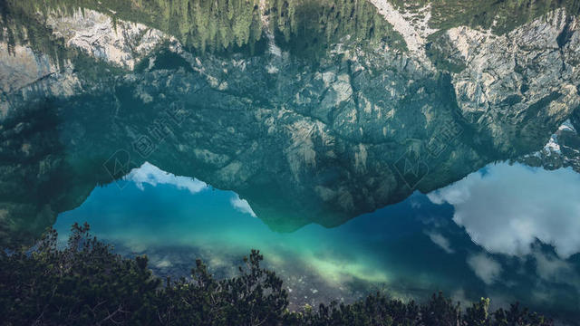 蓝色自然壮美群山和湖水山水旅游自然背景图片