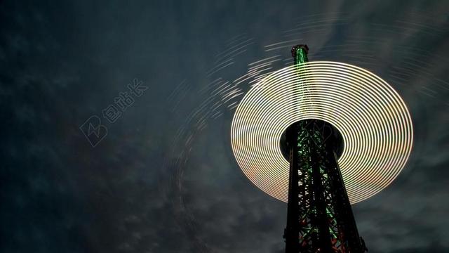 白灰光影简约黑夜中塔上的白色条纹纹理信号建筑背景图片