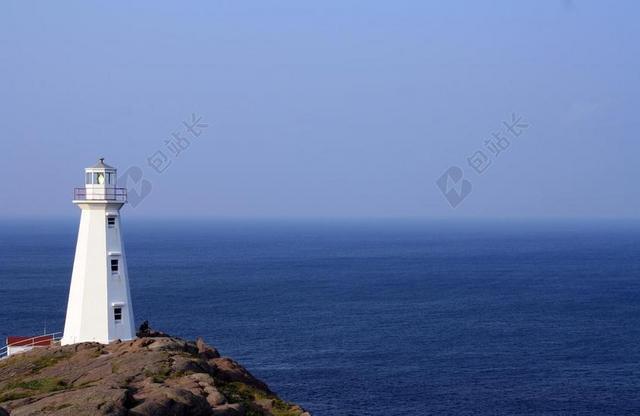 白蓝自然缥缈海边的灯塔等大海自然旅游背景图片