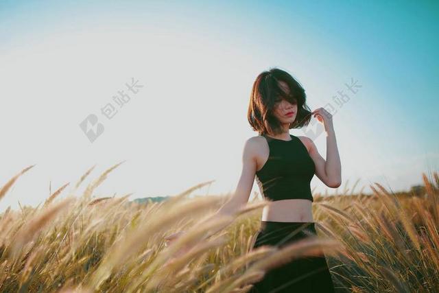 人物性感蓝天下草丛间的女孩户外自然摄影背景图片