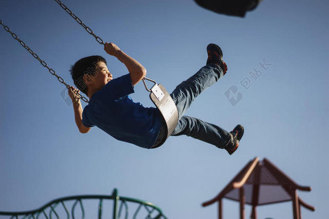 蓝色小孩特写空中开心的男孩背景图片