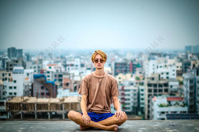 彩色人物健美坐在地上的男子户外摄影背景图片