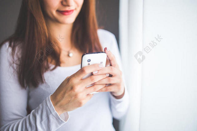 白色娱乐文艺拍女人景图片