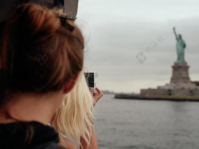 人物神秘女孩拿着手机拍照智能电子人物摄影背景图片