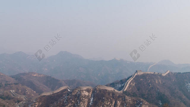 旅游自然长城的朦胧景色背景图片