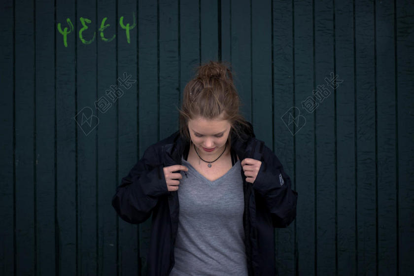 广告时尚穿黑色夹克的少女背景图片