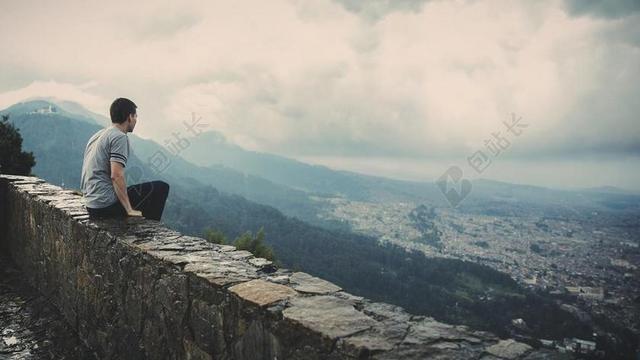 人物安静坐在石头上的男子旅游休闲自然背景图片