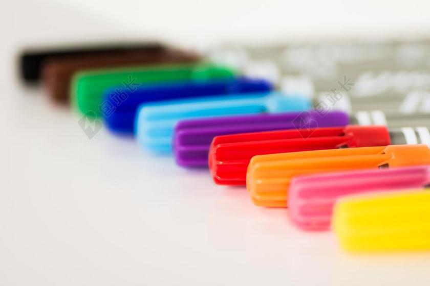 白色七色水彩笔绘画用品学习工具背景图片
