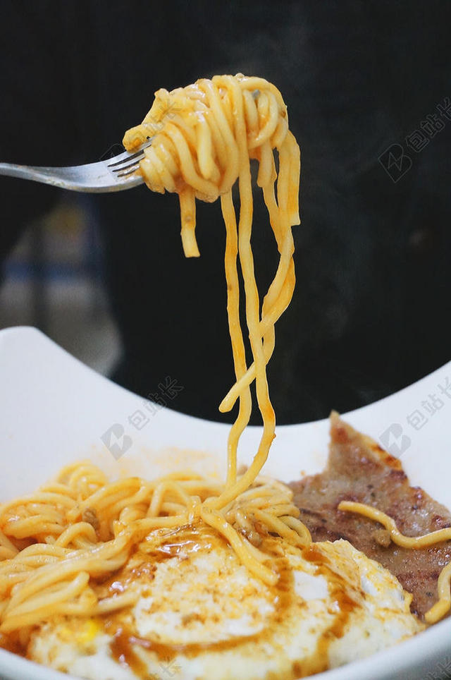 黄白食物香浓面条鸡蛋肉排等面食美食背景图片