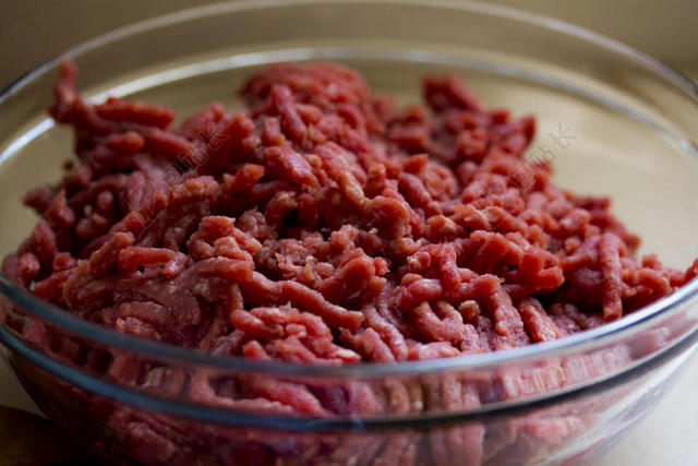 红白食物新鲜碗里面的肉条肉食食材背景图片