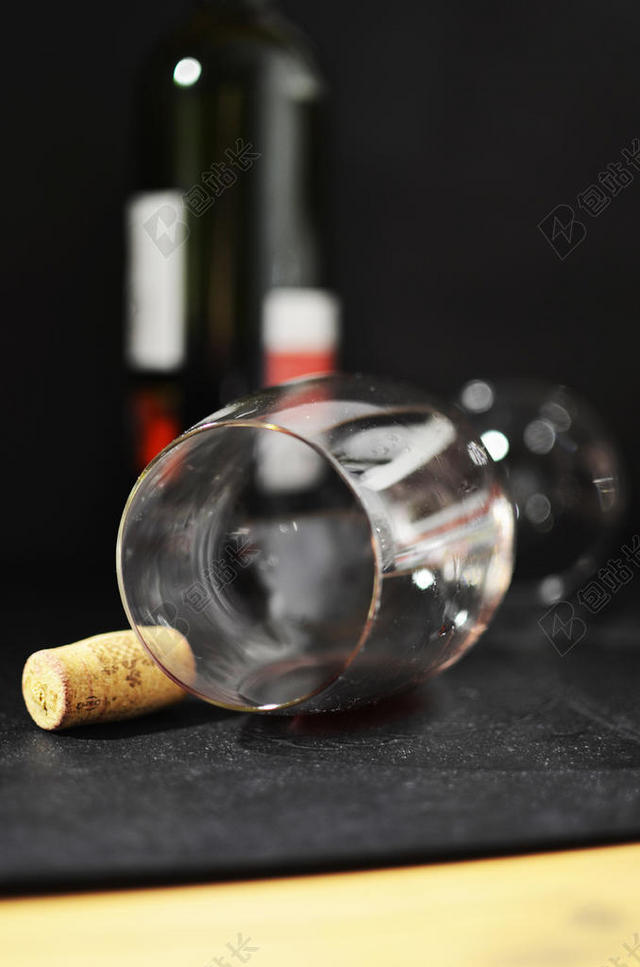 餐饮唯美木桌上的红酒背景图片