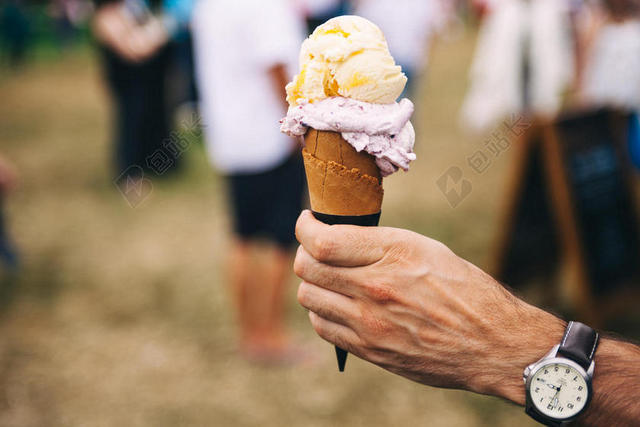 锥甜点食物手拿着冰淇淋夏天背景图片