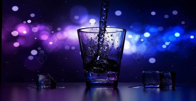 蓝紫光斑梦幻酒杯调酒饮料酒吧背景图片