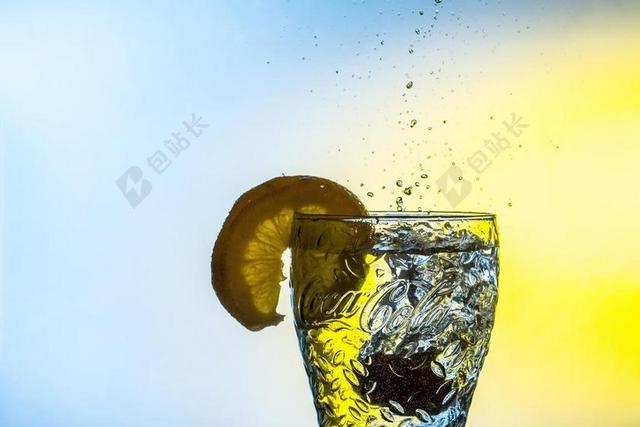 广告唯美溅起的可乐苏打水背景图片