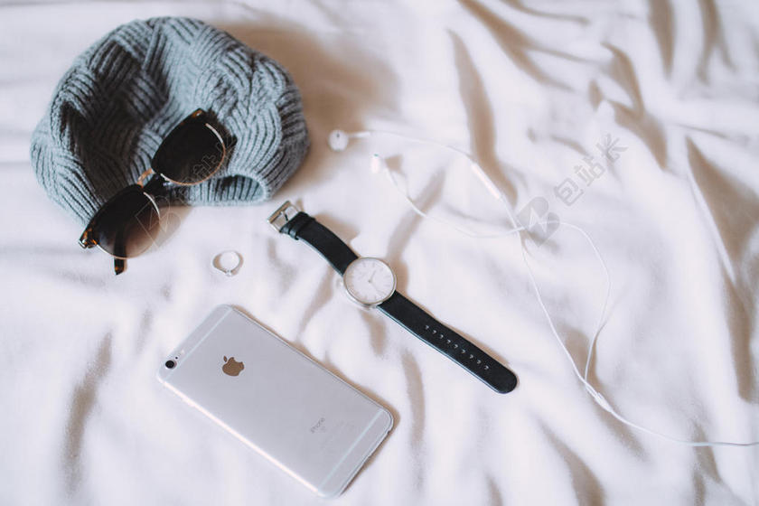 白色生活用品电子信息广告背景图片