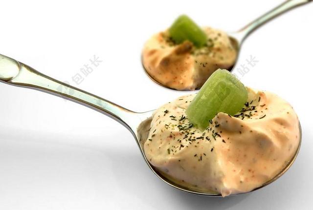 食物创意勺子上的奶昔等甜食美食背景图片