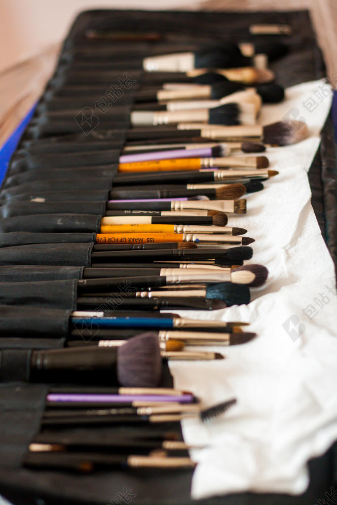 广告时尚毛刷化妆品背景图片