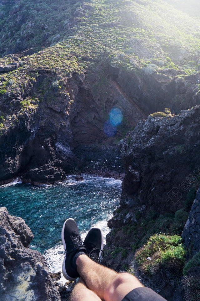 户外休闲度假旅游岩石静坐男背景图片