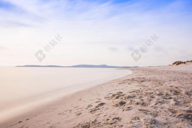 旅游自然海滩岸边海水冲上沙地背景图片