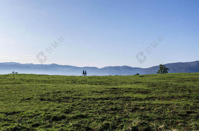 蓝绿自然层次蓝天下的群山草原自然旅游山野背景图片