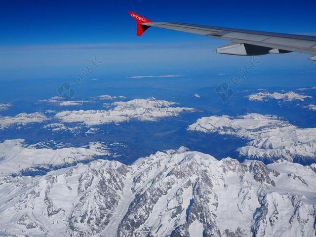 蓝白自然壮美飞机视角下的雪山蓝天自然天空飞翔背景图片