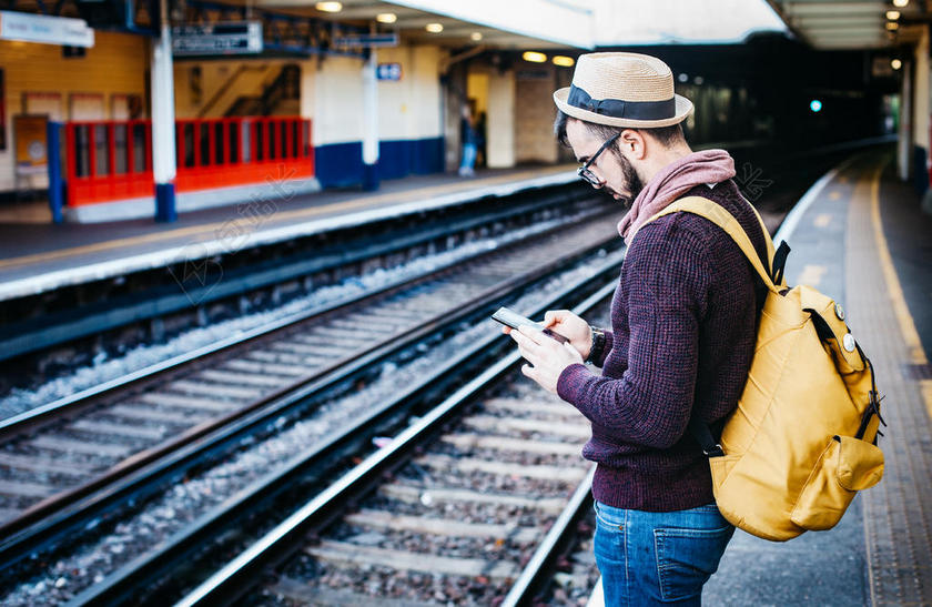 旅游清新火车站等候火车的男子背景图片